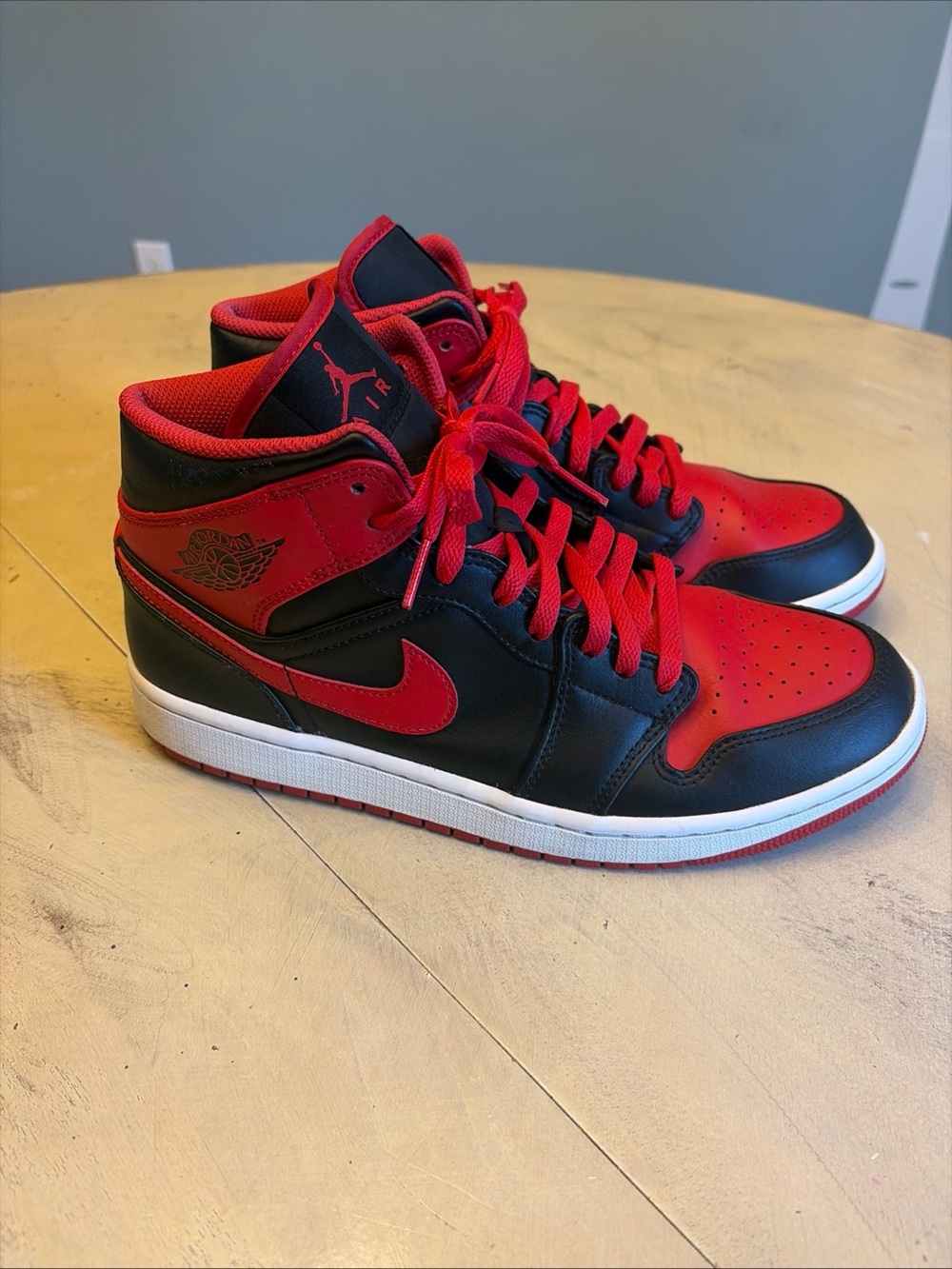 Mens Air Jordan Retro 1 Mid "Alternate Bred" DQ8426-060 Size 9.5 US